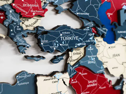Dünya Siyasetinde Yeni Dönem: Trump Dönüşü, İran Gerilimi ve İngiltere'de Liderlik Değişimi