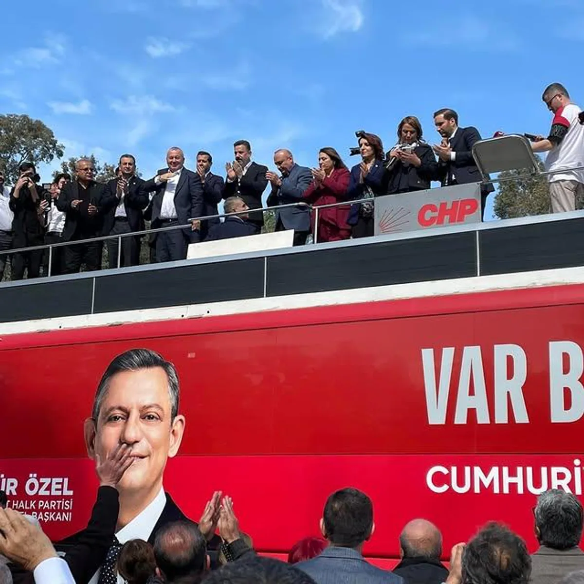 Demokrat Parti Genel Başkan Yardımcısı Cemal Enginyurt, Suriyeli Alevilerin Katliamına Karşı Hatay'da Protesto Etti Demokrat Parti Genel Başkan Yardımcısı Cemal Enginyurt, Suriyeli Alevilerin Katliamına Karşı Hatay'da Protesto Etti
