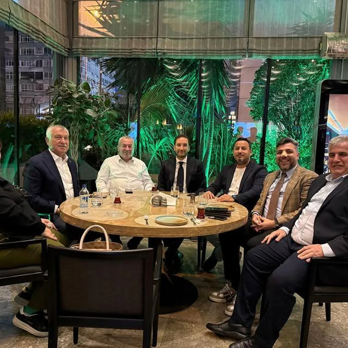 Adana'da Demokrat Parti ve Yerel Liderler Arasında Sohbet Toplantısı Adana'da Demokrat Parti ve Yerel Liderler Arasında Sohbet Toplantısı