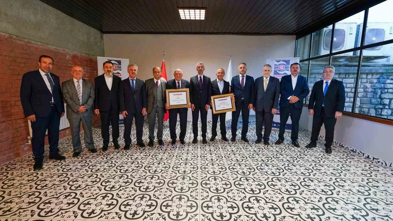 KARDEMİR'de Vefa Günü: Onursal Başkanlık Unvanları Sahiplerine Teslim Edildi KARDEMİR'de Vefa Günü: Onursal Başkanlık Unvanları Sahiplerine Teslim Edildi