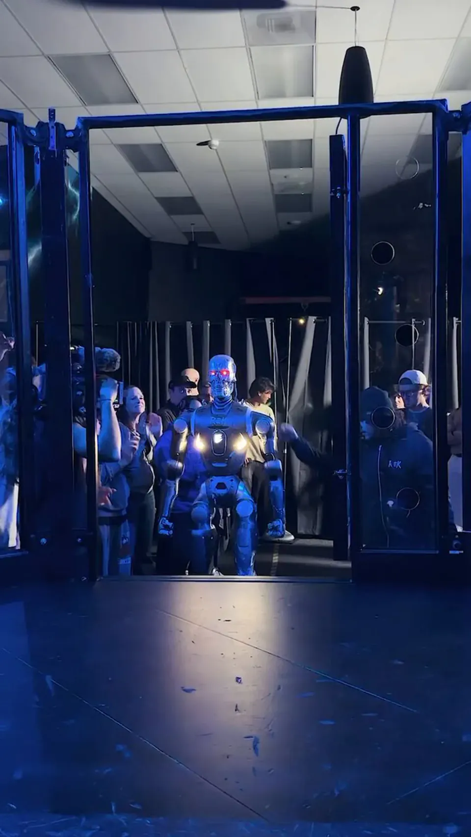 Unitree G1 humanoid robot Çin'de insan sporcuyla spar yaptı: 'Terminator' gerçeği ve teknolojik durum görseli