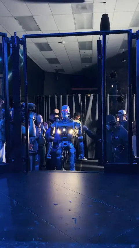 Unitree G1 humanoid robot Çin'de insan sporcuyla spar yaptı: 'Terminator' gerçeği ve teknolojik durum