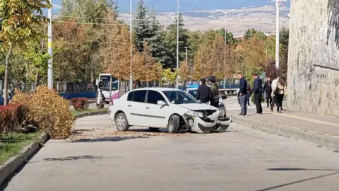 Kastamonu'da Üniversite Yolu'nda korkulu kaza: Araç ağaca çarptı karşı şeride geçti