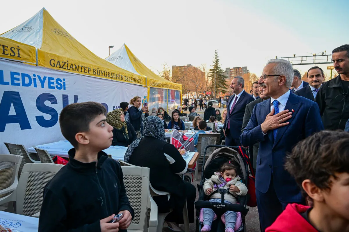 Ulaştırma Bakanı Uraloğlu, Gaziantep'te İftar Programına Katıldı Ulaştırma Bakanı Uraloğlu, Gaziantep'te İftar Programına Katıldı