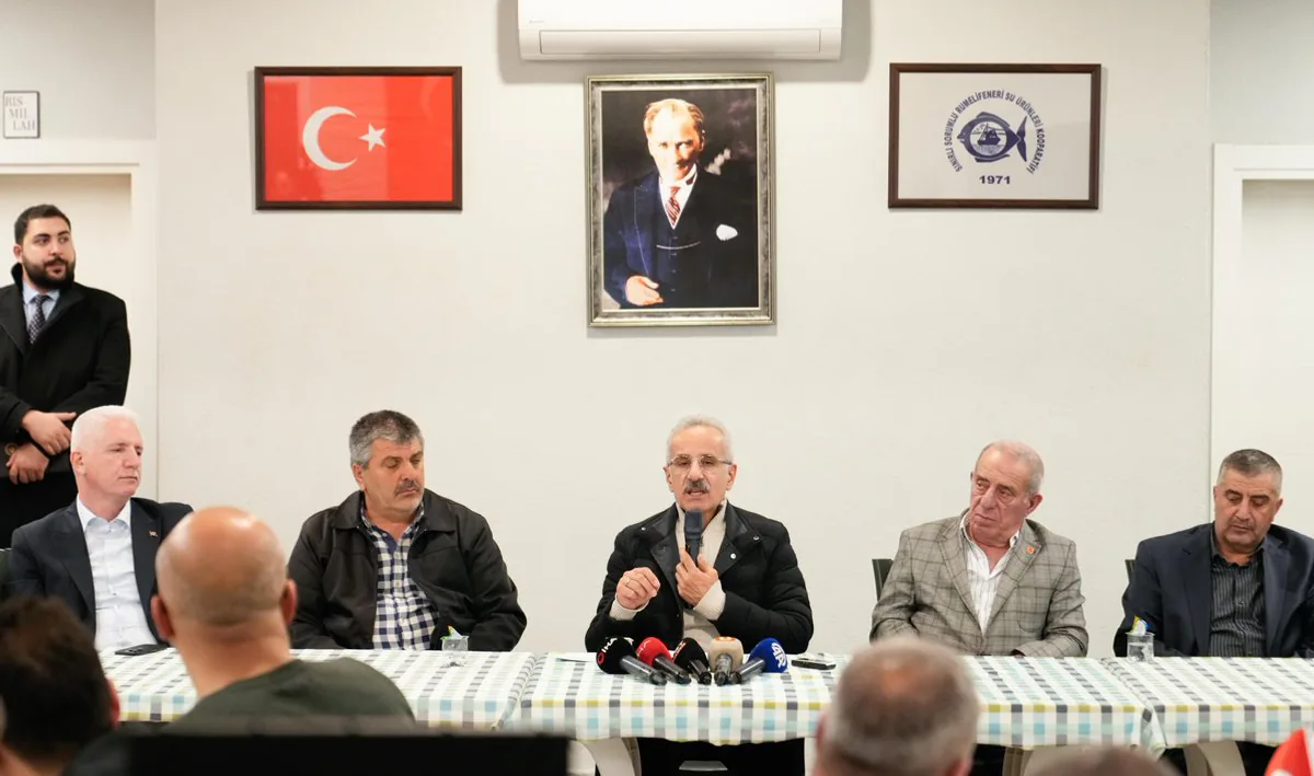 Ulaştırma ve Altyapı Bakanı Uraloğlu, Balıkçılarla Sahur Buluşması Gerçekleştirdi Ulaştırma ve Altyapı Bakanı Uraloğlu, Balıkçılarla Sahur Buluşması Gerçekleştirdi