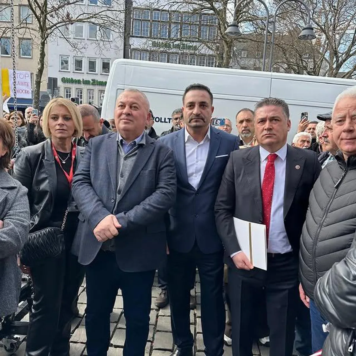 Enginyurt ve Mullaoğlu, Köln'de Alevi Katliamına Dikkat Çeken Program Düzenledi Enginyurt ve Mullaoğlu, Köln'de Alevi Katliamına Dikkat Çeken Program Düzenledi