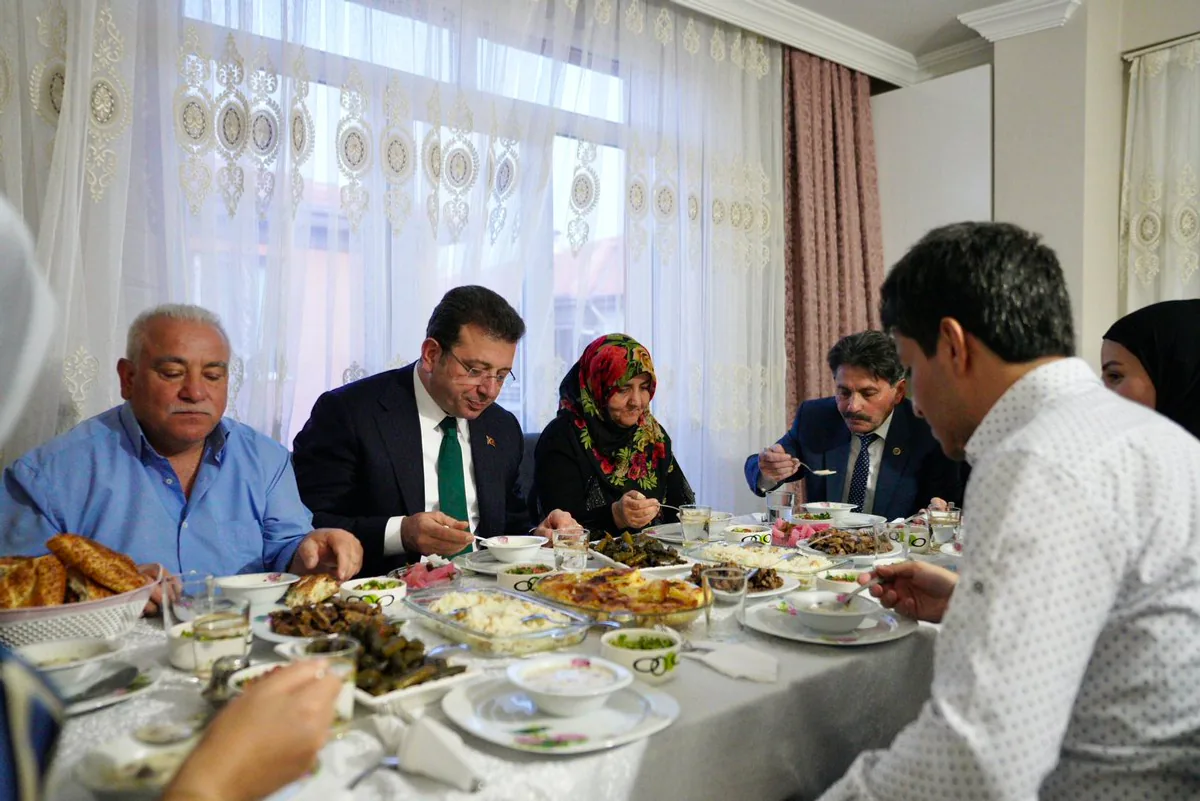 İmamoğlu, Şehit Uzman Çavuş Fırat Kılıç'ın Ailesiyle İftar Yaptı İmamoğlu, Şehit Uzman Çavuş Fırat Kılıç'ın Ailesiyle İftar Yaptı