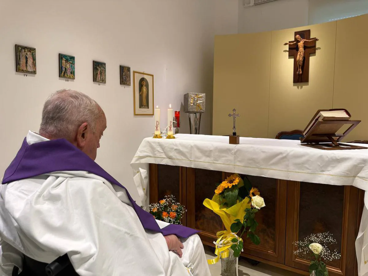 Papa Francis, Hastanedeki İlk Fotoğrafıyla Kamuoyuna Veda Etti Papa Francis, Hastanedeki İlk Fotoğrafıyla Kamuoyuna Veda Etti