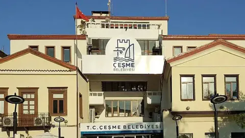 Çeşme Belediyesi'ne operasyon: Başkan yardımcısı da dahil 3 kişi gözaltında