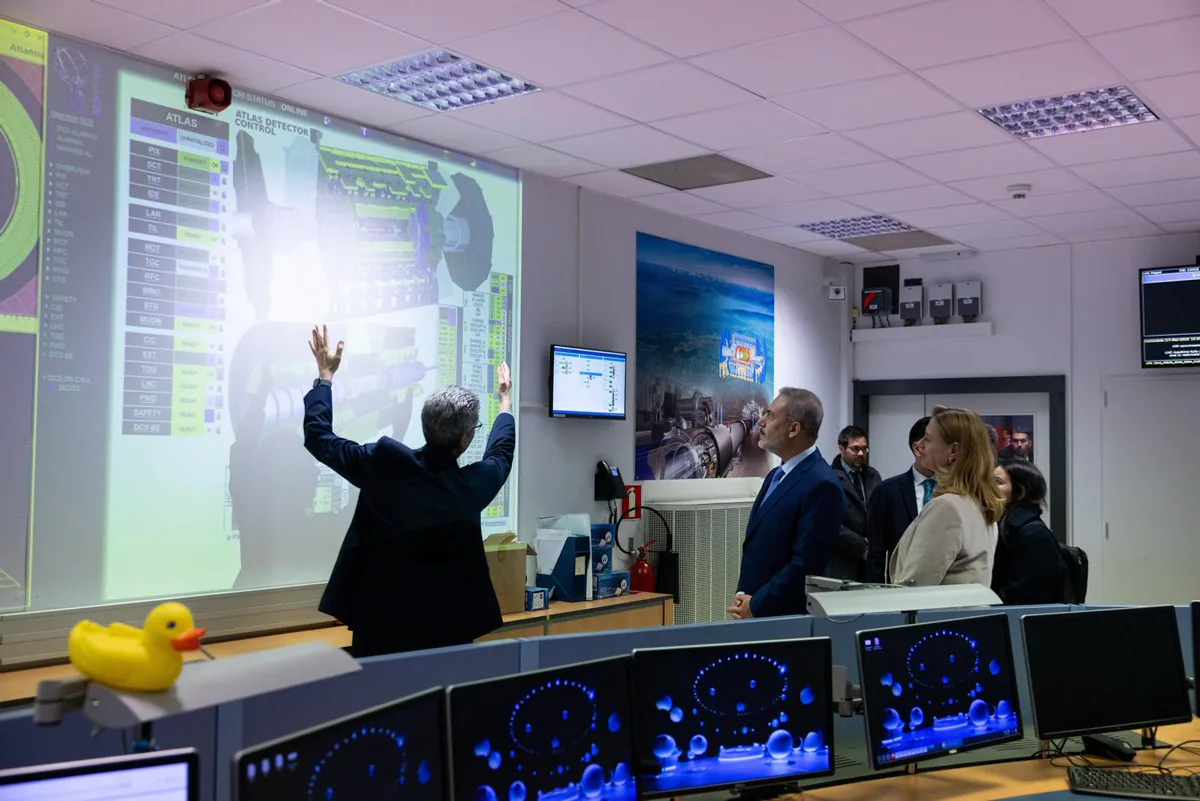 Dışişleri Bakanı Fidan, Cenevre'de Kıbrıs Toplantısına Katıldı ve CERN'deki Türk Bilim İnsanlarıyla Buluştu Dışişleri Bakanı Fidan, Cenevre'de Kıbrıs Toplantısına Katıldı ve CERN'deki Türk Bilim İnsanlarıyla Buluştu