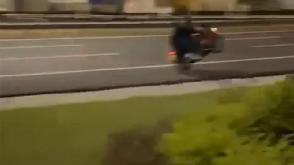 Bozüyük'te Motosikletle Akrobasi Yapan Sürücüye Ağır Ceza görseli