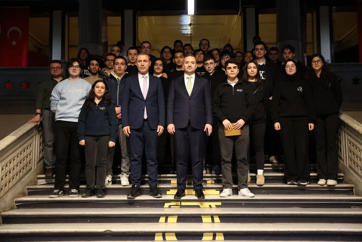 Merkez Bankası Başkanı Karahan, Mezun Olduğu Liseyi Ziyaret Etti Merkez Bankası Başkanı Karahan, Mezun Olduğu Liseyi Ziyaret Etti