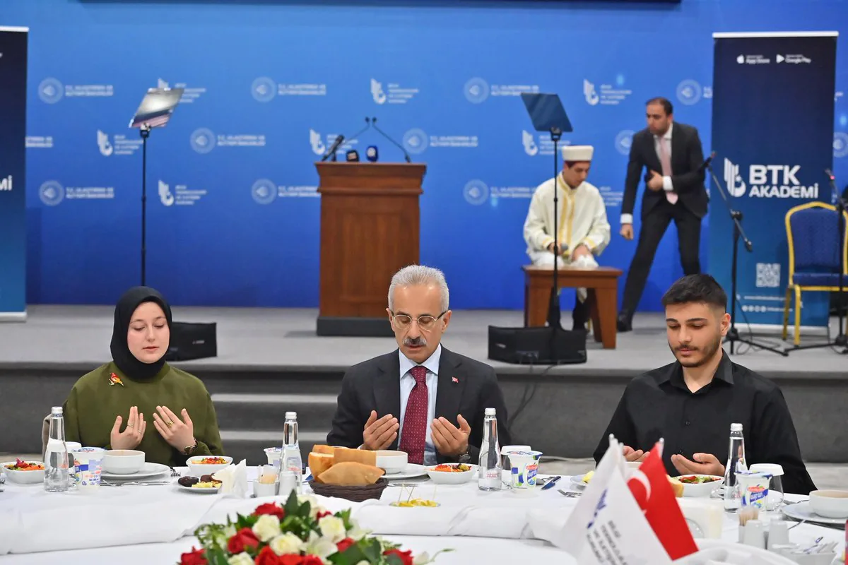 Bakan Uraloğlu, BTK Akademi İftarında Öğrencilerle Buluştu Bakan Uraloğlu, BTK Akademi İftarında Öğrencilerle Buluştu