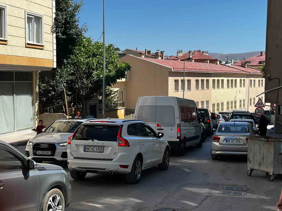 Bayburt'ta Yaz Trafiği Krizine Döndü: Park Sorunu Sürücüleri İsyan Ettirdi görseli