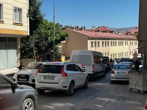 Bayburt'ta Yaz Trafiği Krizine Döndü: Park Sorunu Sürücüleri İsyan Ettirdi