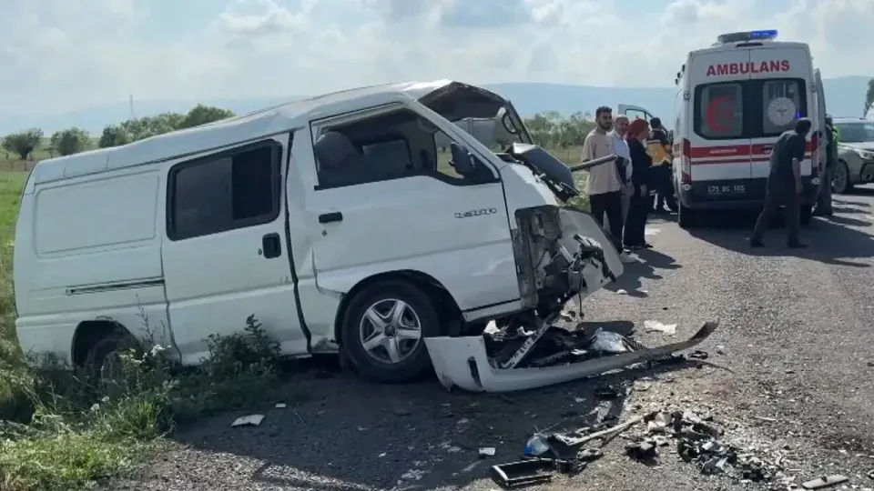 Ardahan-Artvin Yolunda Feci Kaza: Otomobil ve Panelvan Çarpıştı, 7 Yaralı görseli