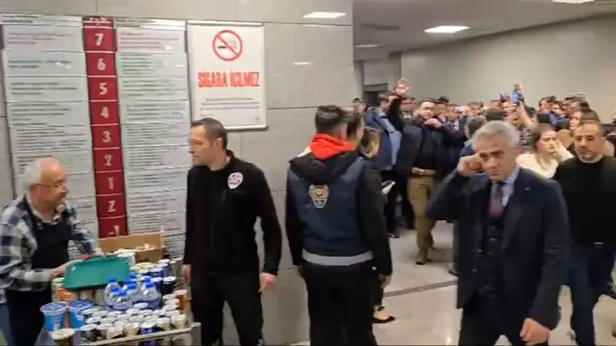 Müsavat Dervişoğlu Çağlayan Adliyesi'ne Katıldı Müsavat Dervişoğlu Çağlayan Adliyesi'ne Katıldı