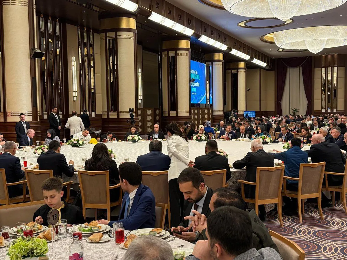 Cumhurbaşkanı Erdoğan, Emekçilerle İftar Buluşması Düzenledi Cumhurbaşkanı Erdoğan, Emekçilerle İftar Buluşması Düzenledi