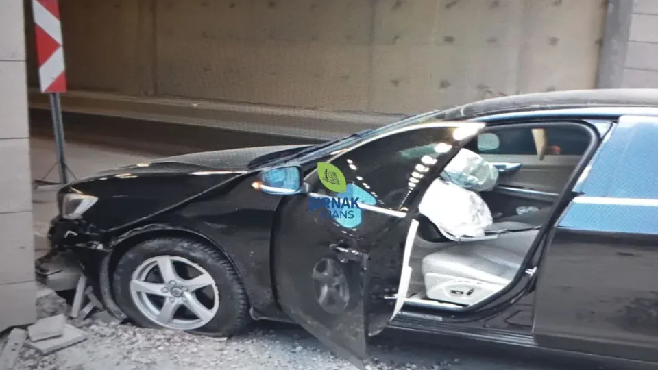 Malatya'da El Frenini Unutan Sürücü Tünel Girişine Çarptı: Bebek Yaralandı görseli