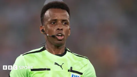 ABD'nin Engelini UEFA Yıktı: Somalili Hakem Omar Artan Süper Kupa'da!
