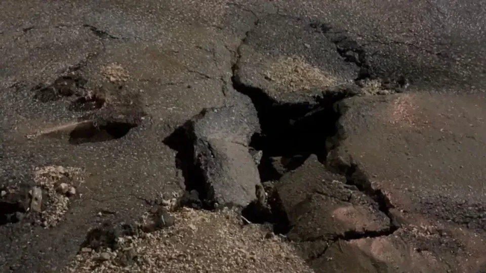 Besni'de şiddetli yağış: Yollar çöktü, ekipler sahada görseli