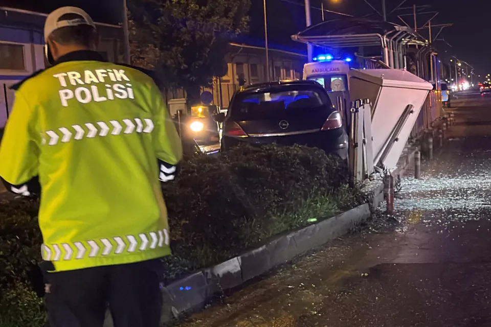 Eskişehir'de tramvay durağına giren araçta sürücü yaralandı görseli
