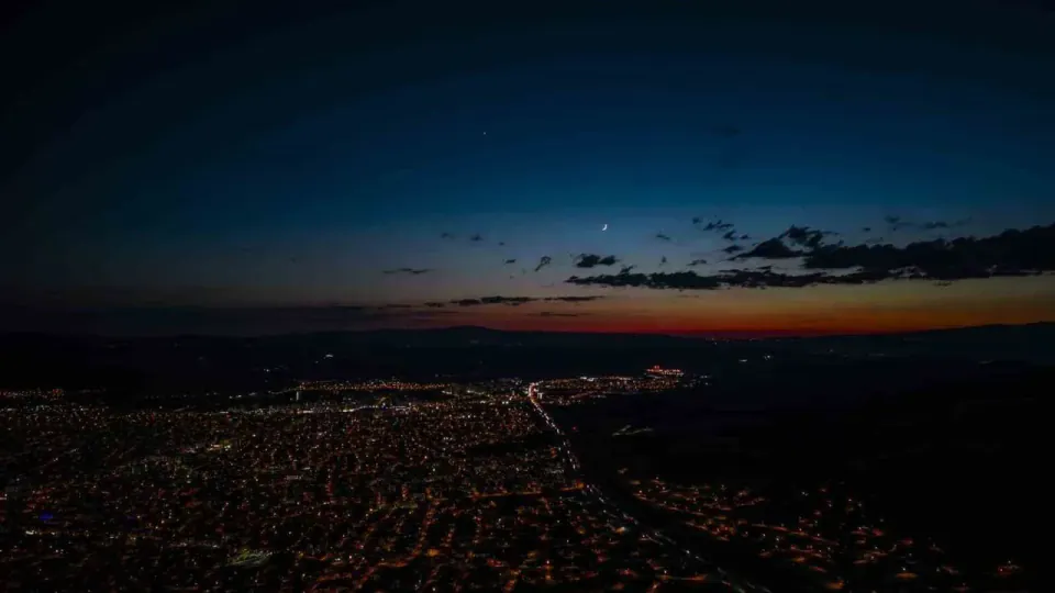 Kırıkkale Gökyüzünde Ay ve Venüs Buluşması: Türk Bayrağı Teması görseli