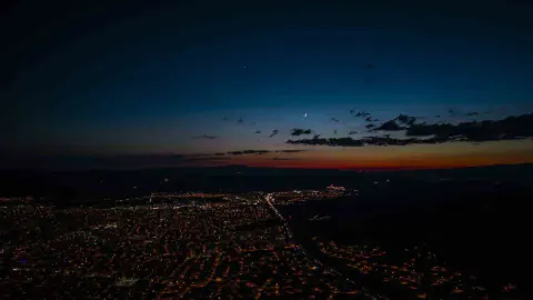 Kırıkkale Gökyüzünde Ay ve Venüs Buluşması: Türk Bayrağı Teması