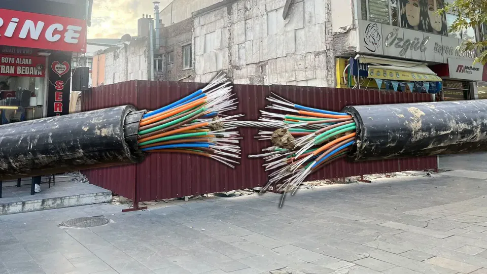Erzincan Ordu Caddesi'nde Yıkım Fiber Kesti: Esnaf Günlerdir İnternetsiz görseli