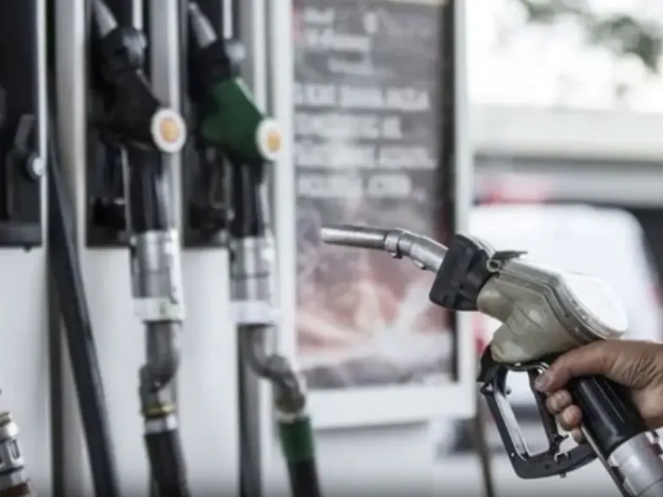 Motorin Fiyatlarında Geceden İtibaren İndirim Beklentisi görseli