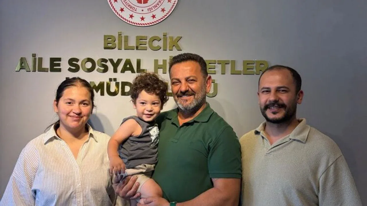 Bilecik'te İl Müdürü Nejat İlhan'dan Minik Misafire Sıcak Karşılama Bilecik'te İl Müdürü Nejat İlhan'dan Minik Misafire Sıcak Karşılama