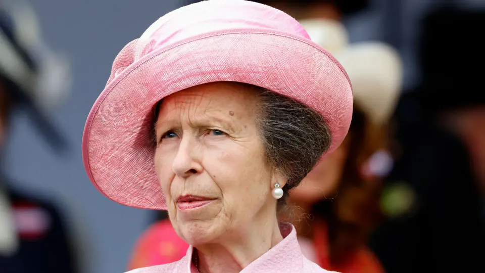 Prenses Anne'den Sürdürülebilir Moda Dersi: 25 Yıllık Elbiseyle Ascot'ta Boy Gösterdi görseli