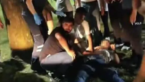Bursa'da 'Yan Bakma' Kavgası: 15 Yaşındaki Genç Bıçakla Yaralandı