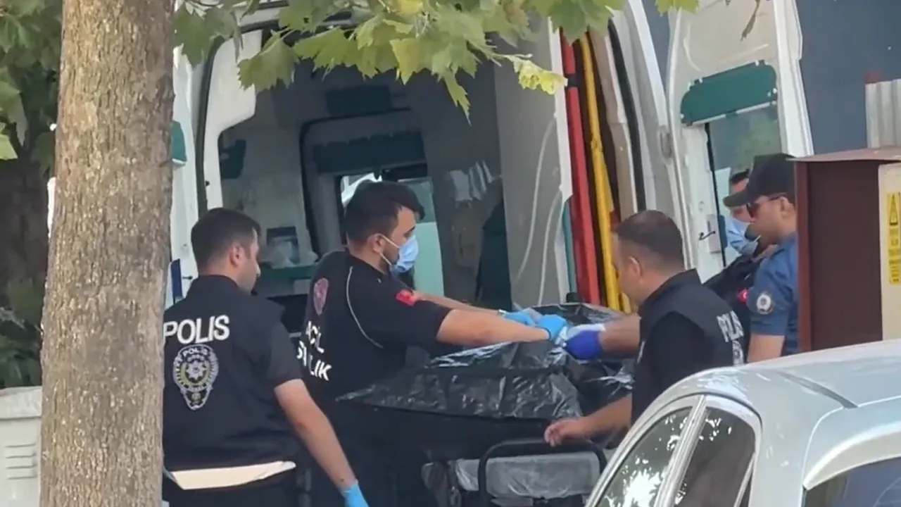 Sultangazi'de Kayıp Servis Şoförü Park Halindeki Aracında Ölü Bulundu Sultangazi'de Kayıp Servis Şoförü Park Halindeki Aracında Ölü Bulundu