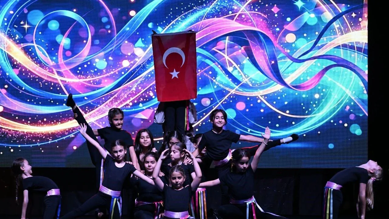 Manisa'da Çocuklar Sahne Aldı: 17 İlçede Yıl Sonu Etkinlikleri Başladı Manisa'da Çocuklar Sahne Aldı: 17 İlçede Yıl Sonu Etkinlikleri Başladı