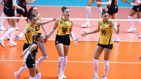 VakıfBank Antalya'da tarihi 6. kupasını aldı: Eczacıbaşı'yı 3-2 yendi, Fenerbahçe rekoruna eşitlendi
