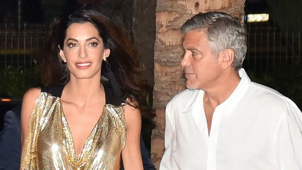 Amal Clooney'nin Altın Zincir Örgü Vionnet Elbisesi: 2015 Ibiza Gecesi Hala Referans görseli