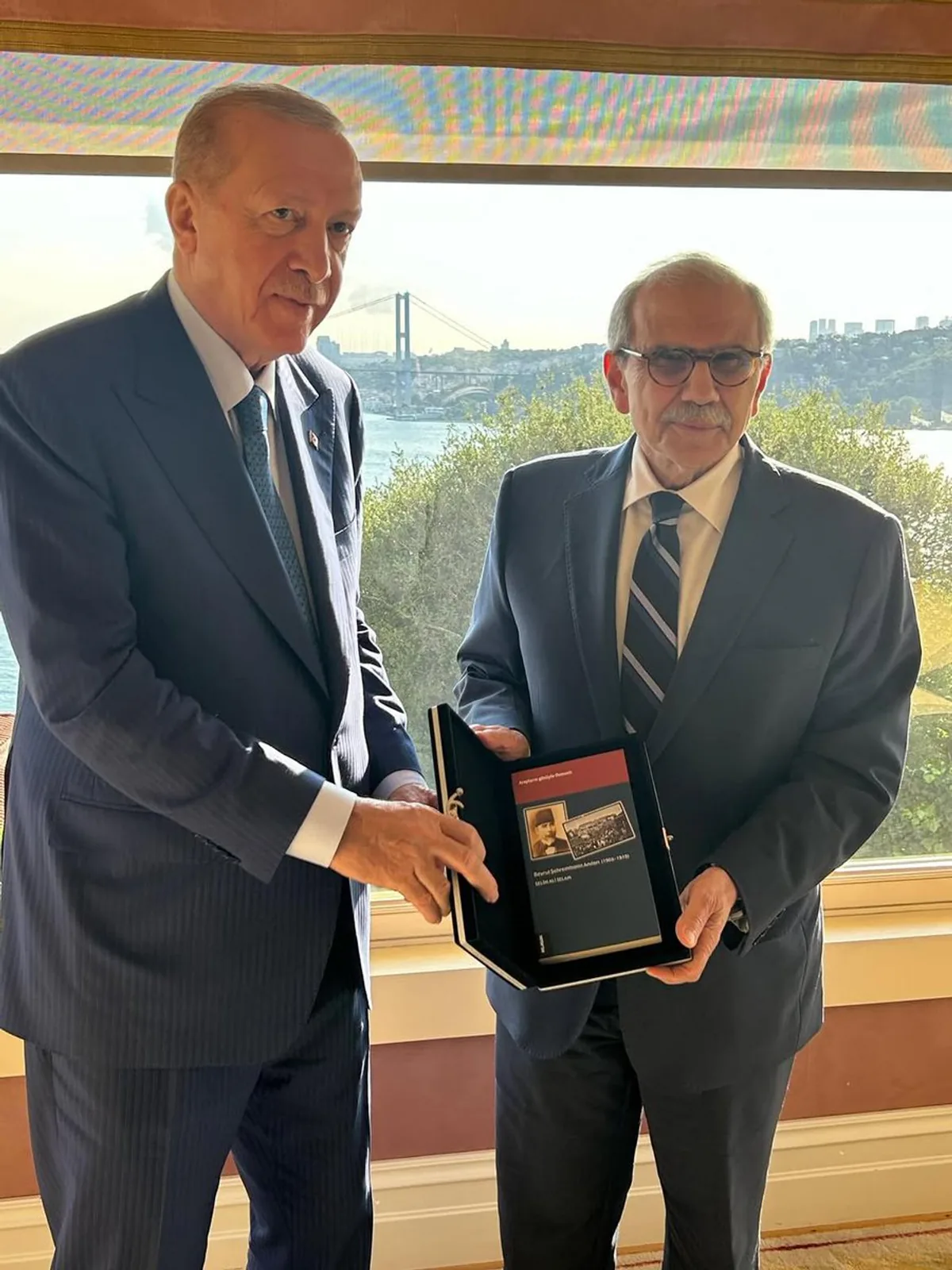 Cumhurbaşkanı Erdoğan'dan Lübnan Başbakanı Nevvaf Selam'a Anlamlı Hediye Cumhurbaşkanı Erdoğan'dan Lübnan Başbakanı Nevvaf Selam'a Anlamlı Hediye