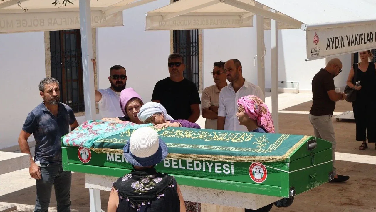 Muğla'da şiddete karşı sessiz çığlık: Sevil Işıktekin'in tabutunu kadınlar taşıdı Muğla'da şiddete karşı sessiz çığlık: Sevil Işıktekin'in tabutunu kadınlar taşıdı