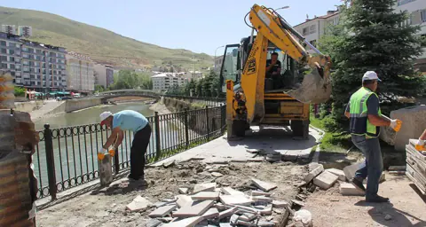 Rabia Kadıoğlu Parkı'nda Yürüyüş Yolu Yenileniyor