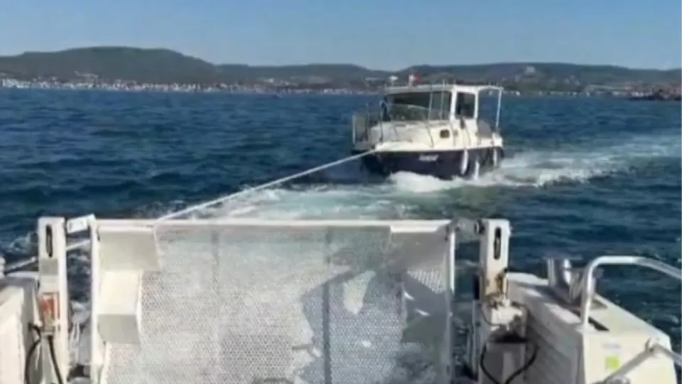 Motor Arızasıyla Sürüklenen Teknedeki 3 Kişi Sahil Güvenlik Tarafından Kurtarıldı görseli