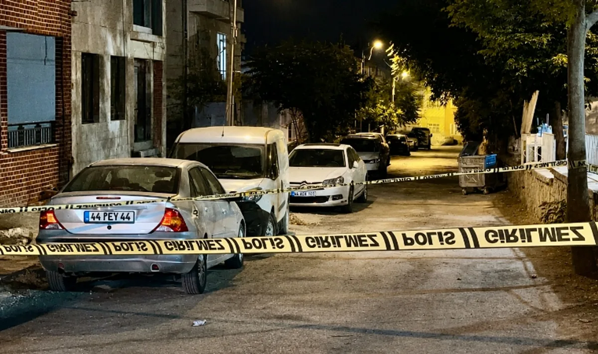 Malatya Battalgazi'de Gece Yarısı Silahlı Kavga: 2 Yaralı Malatya Battalgazi'de Gece Yarısı Silahlı Kavga: 2 Yaralı