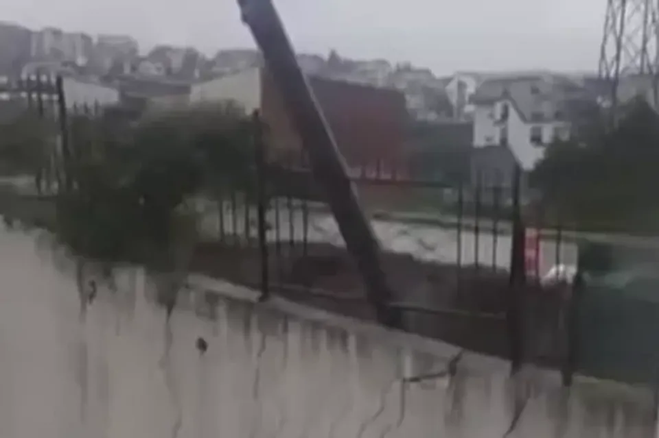 Kocaeli Gölcük'te sağanak yağışta istinat duvarı çöktü, elektrik direği yandı görseli