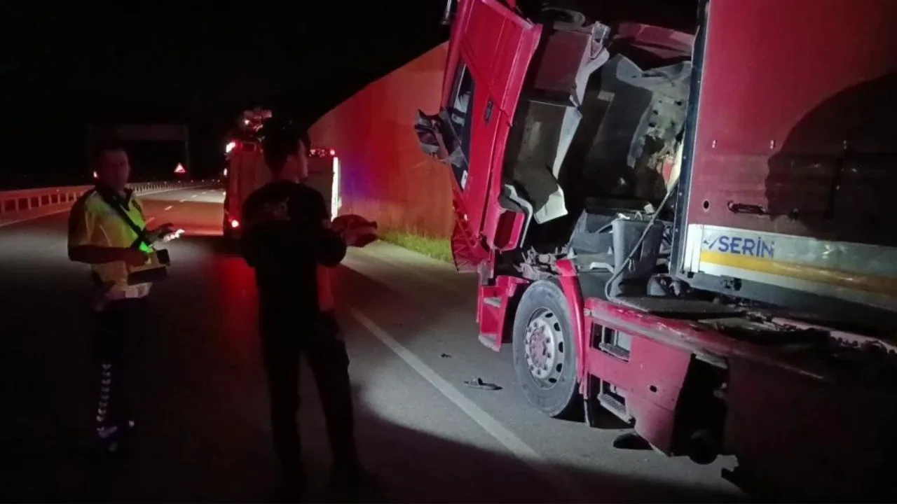 Amasya'da arızalı tıra yardım eden vatandaş otomobille çarpıldı: Hayat tehlikesi Amasya'da arızalı tıra yardım eden vatandaş otomobille çarpıldı: Hayat tehlikesi