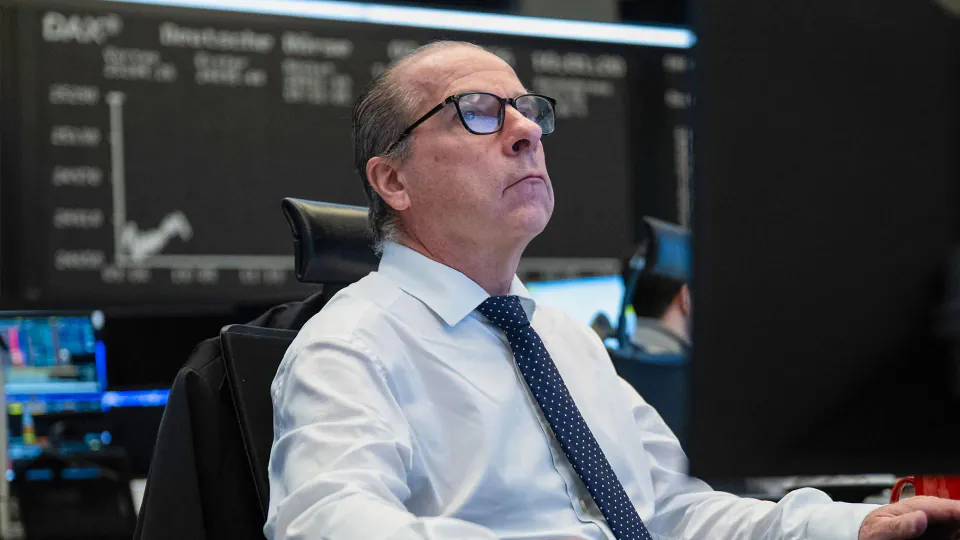 EZB Faiz Kararı Saat 14:15'te: DAX 25.586'da Sabit, Petrol 100 Dolar Üstünde Tutundu görseli