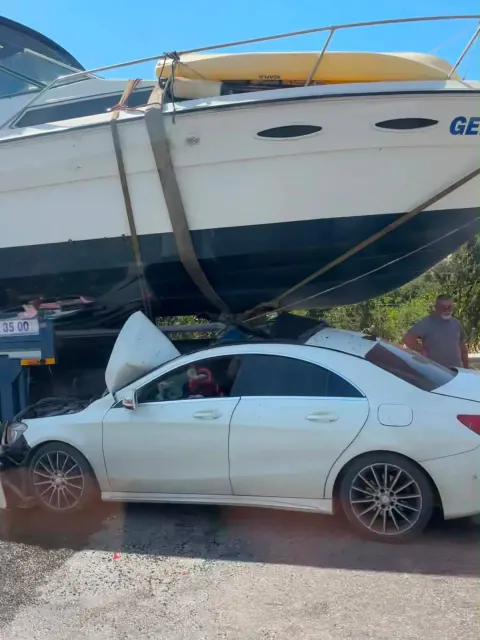 İzmir-Çeşme Otoyolu'nda Sıradışı Kaza: Otomobil Teknenin Altına Girdi
