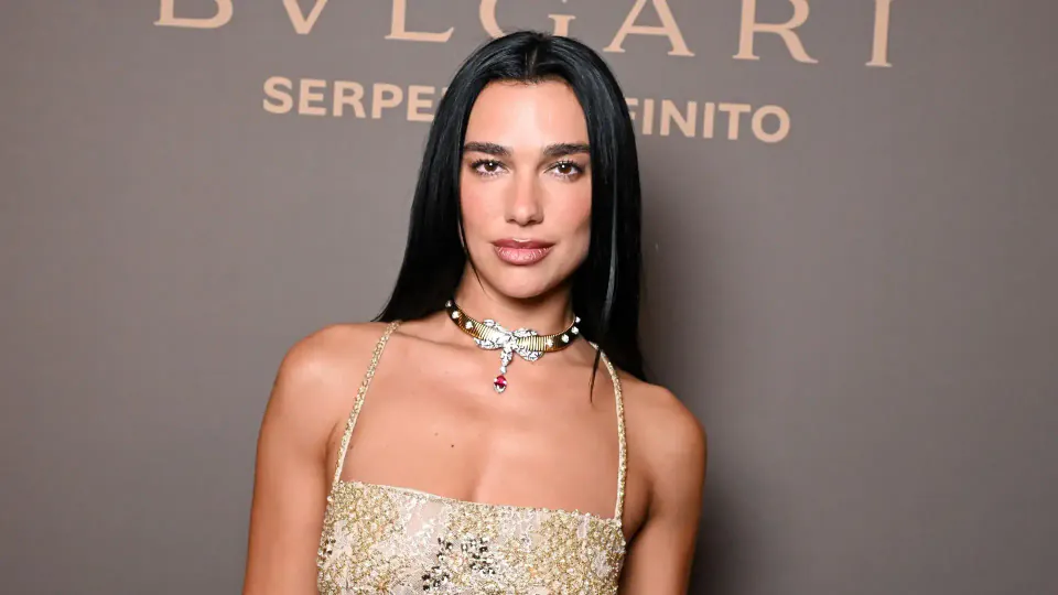 Dua Lipa, NYFW'de Bulgari Serpenti Partisiyle Parladı: Altın Korset ve Yüksek Değerli Mücevherler görseli