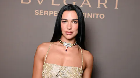 Dua Lipa, NYFW'de Bulgari Serpenti Partisiyle Parladı: Altın Korset ve Yüksek Değerli Mücevherler
