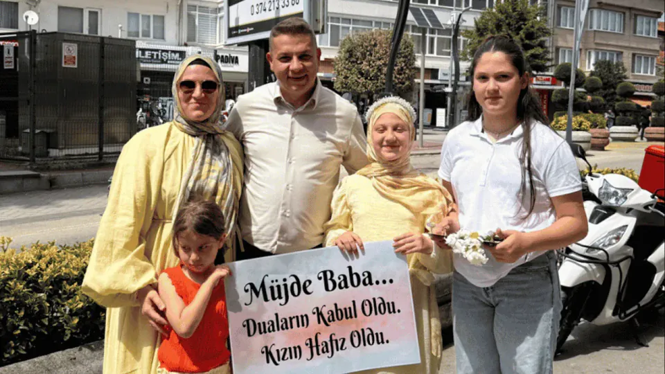 Hafızlık Sürprizi: 12 Yaşındaki Eslem Nida Akkuş Babasını Ağlattı görseli
