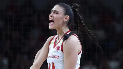 A Milli Kadın Voleybol Takımı'nda Karmen Aksoy şoku: ACL yırtığı tespit edildi